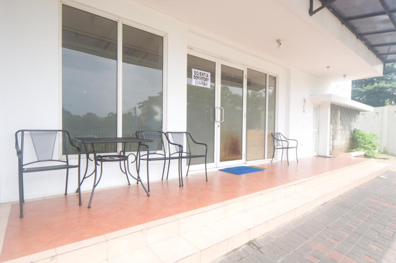 Oyo 3049 Scientia Dormitory Syariah Tangerang Exterior foto