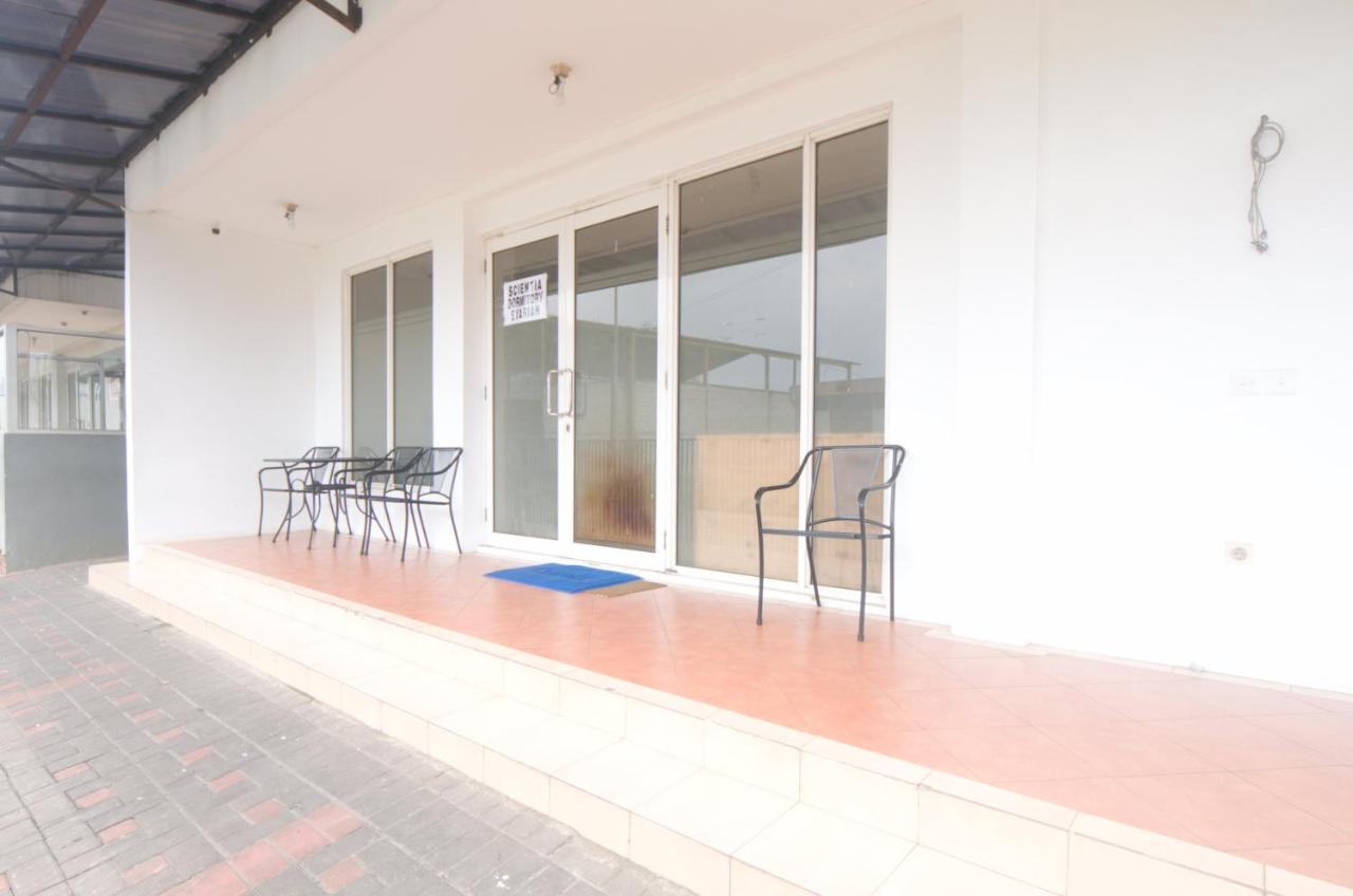 Oyo 3049 Scientia Dormitory Syariah Tangerang Exterior foto