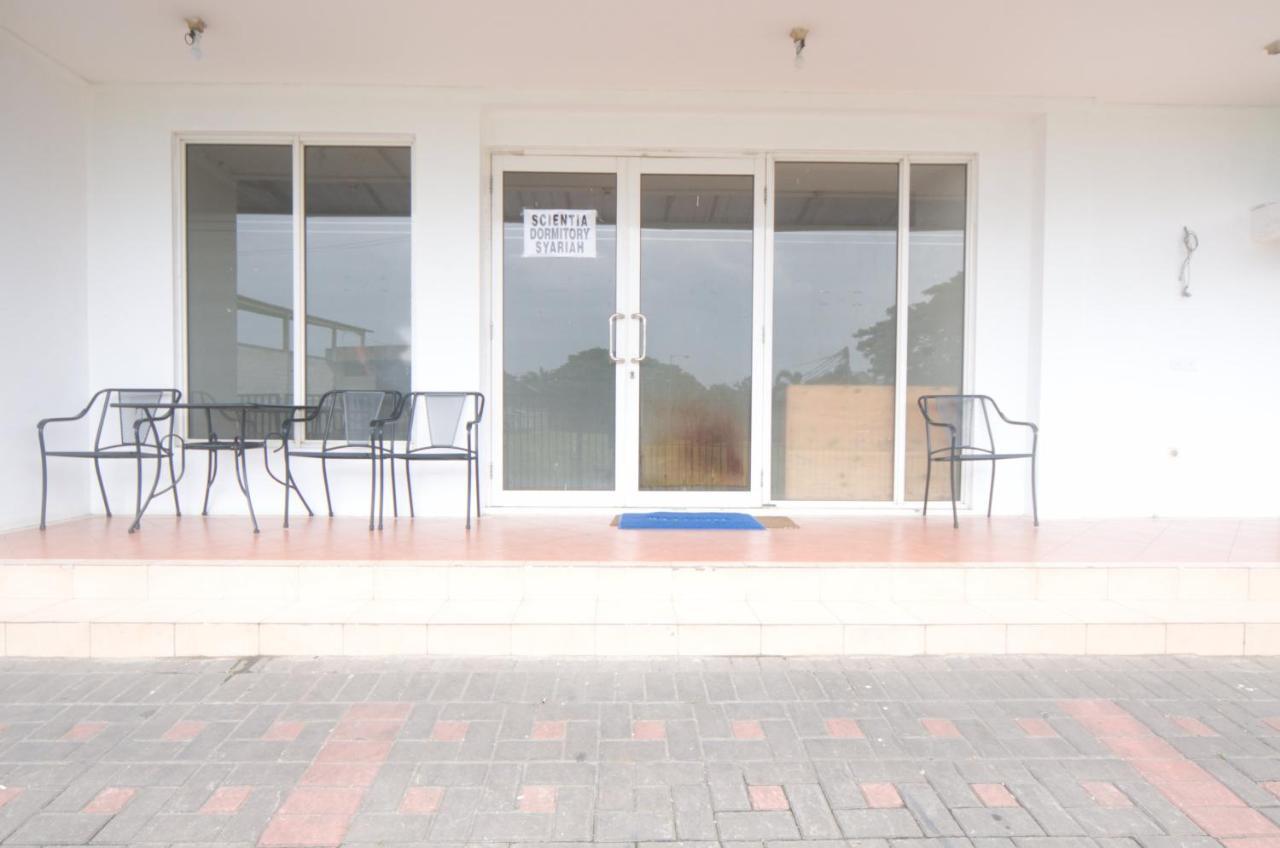 Oyo 3049 Scientia Dormitory Syariah Tangerang Exterior foto